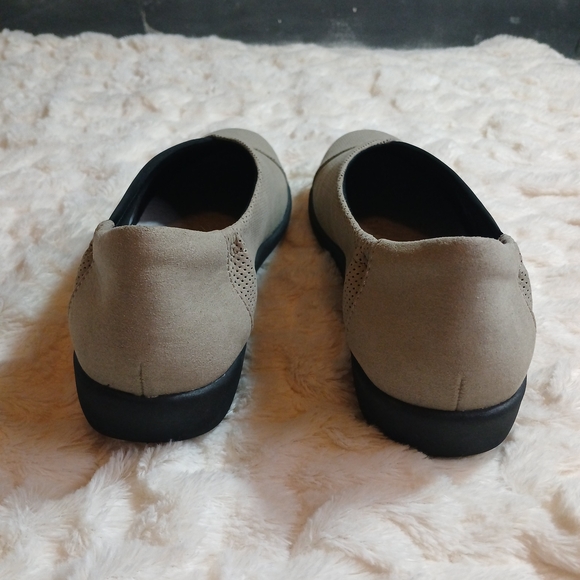Clarks Cloudsteppers Sillian Jetay Shoes Womens Size 9.5M Beige Slip On Comfort - Picture 2 of 11